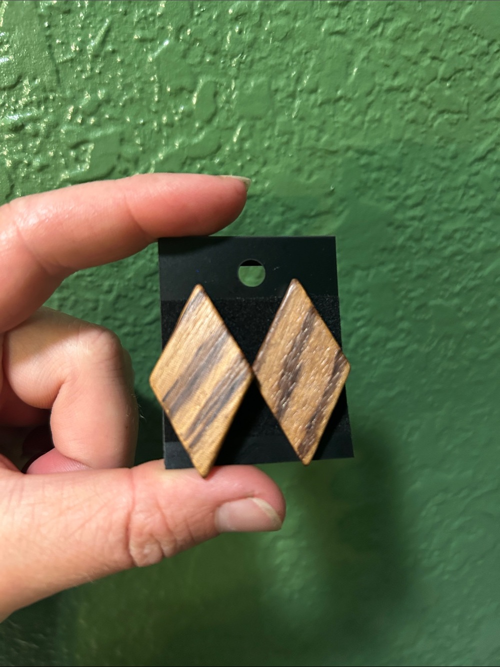 Wood Grain Diamond Stud Earrings - Brown